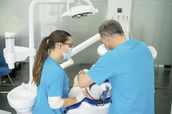 Equipo de Evodent atendiendo a una paciente en su clínica dental