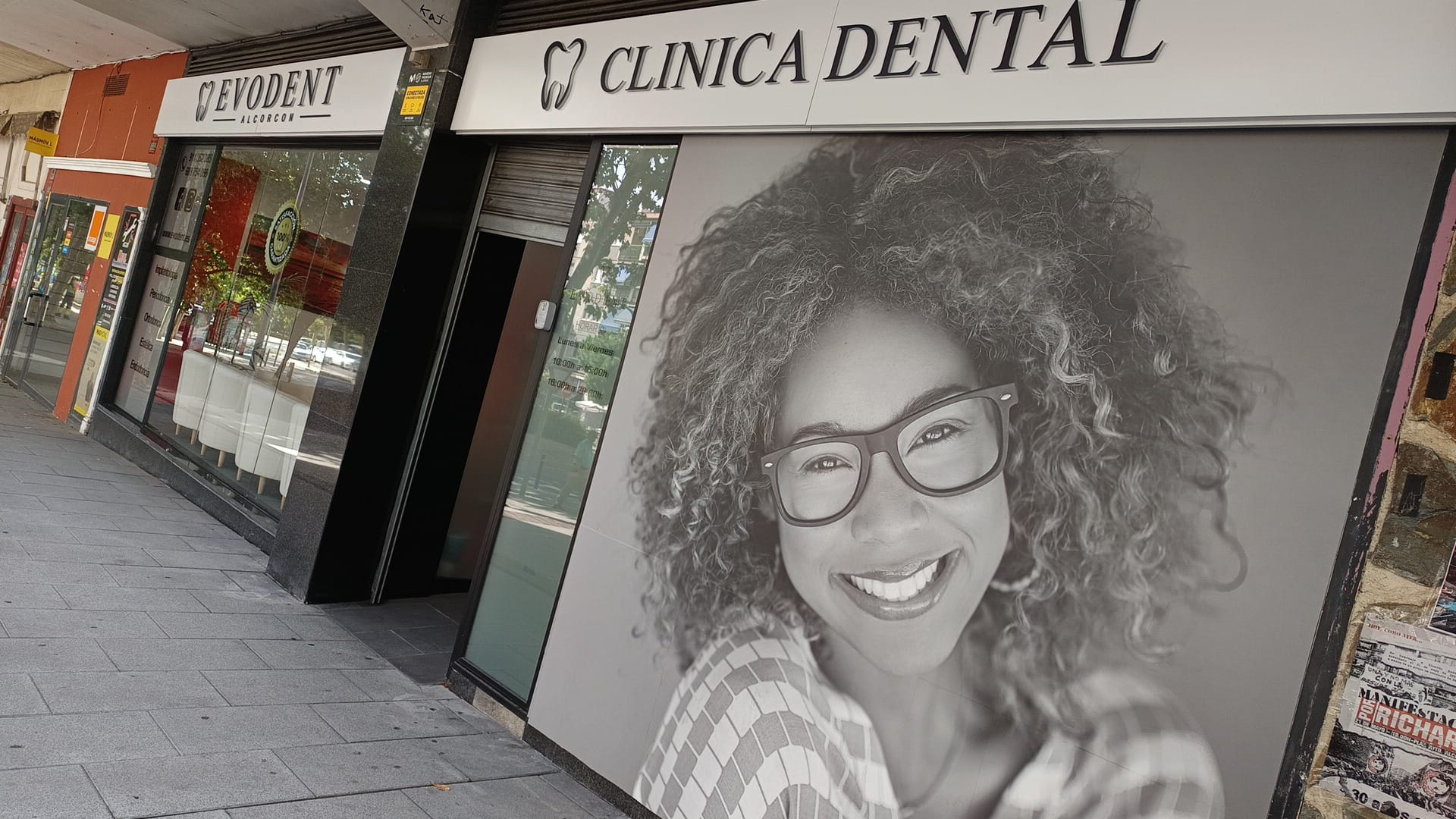 entrada a la clinica dental en alcorcón